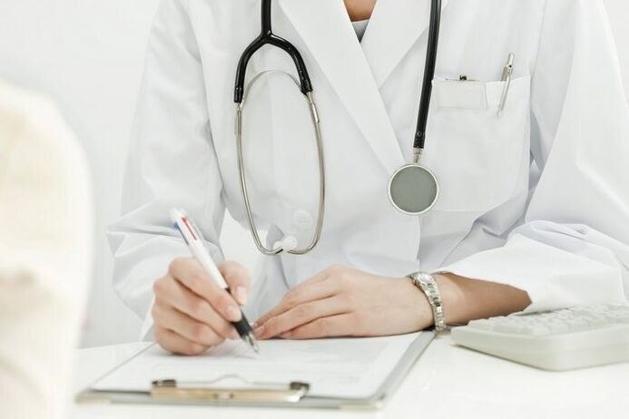 Médico que trata as infestacións de helmínticos