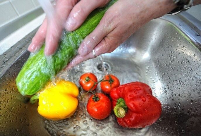 Para evitar a infección parasitaria, é necesario lavar as verduras antes de comelas.